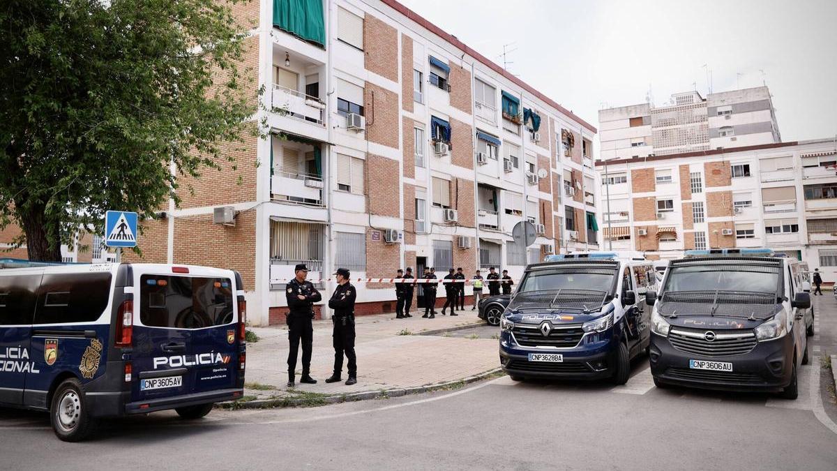 Despliegue policial ante el edificio donde vivían Tulia y su exmarido en la Fuensanta.