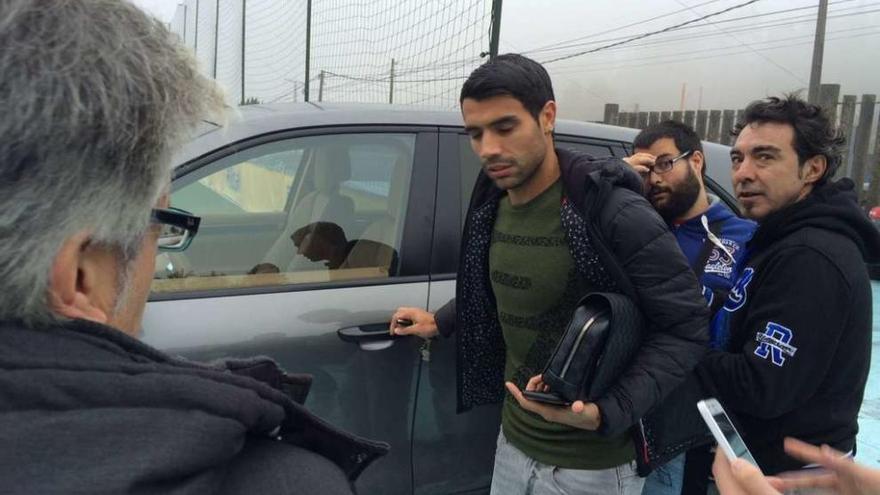 Augusto Fernández se dispone a abandonar las instalaciones de A Madroa tras el penúltimo entrenamiento del Celta antes de las vacaciones de Navidad. // Adrián Irago