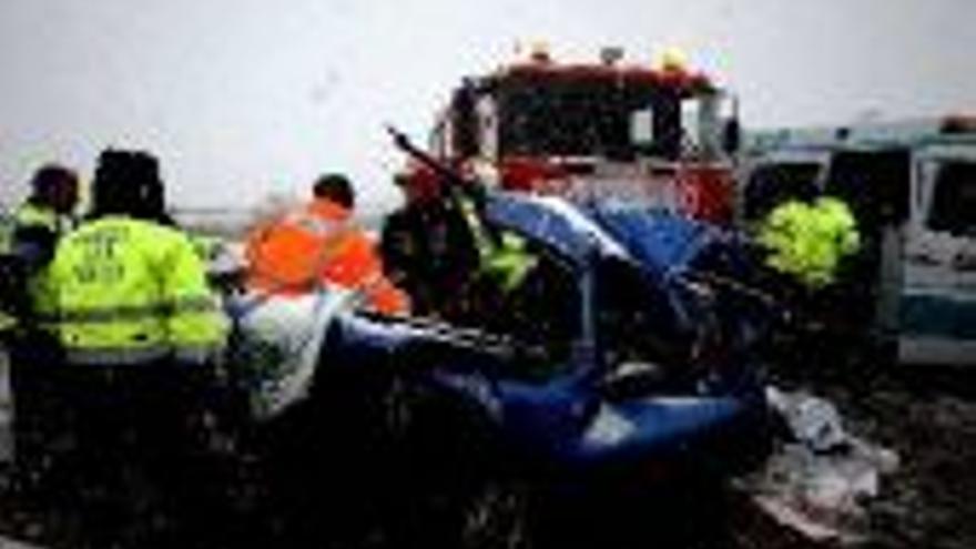 Dos muertos y treinta heridos en un espectacular accidente