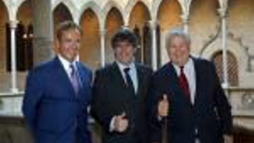 Puigdemont, amb Higgins (esquerra) i Rohrabacher.