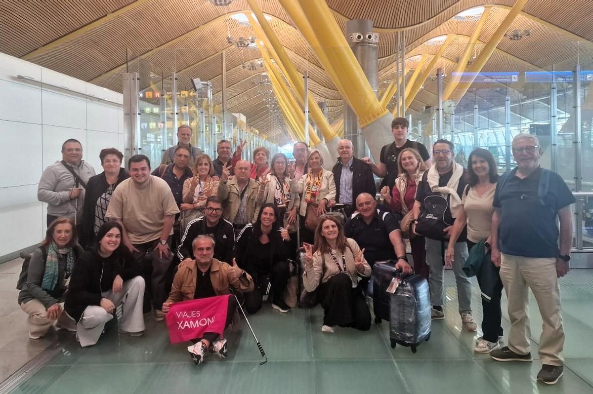 Imagen en el aeropuerto de Madrid del grupo de unos 30 malagueños que este jueves retorna a casa tras permacer retenidos en Dubái (Emiratos Árabes Unidos) tras el comienzo el pasado 28 de febrero del conflicto bélico en la región del Golfo Pérsico.