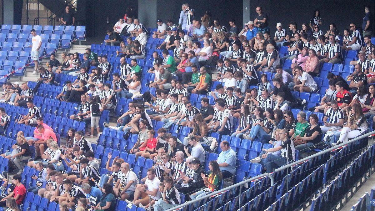 Aficionados del Castellón, en el RCD Stadium.