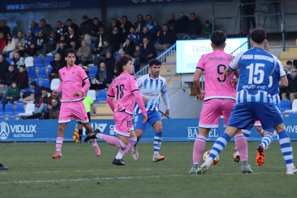 El mediocentro olotí Guillem Terma pelea un balón en el poblado centro del campo de El Collao.