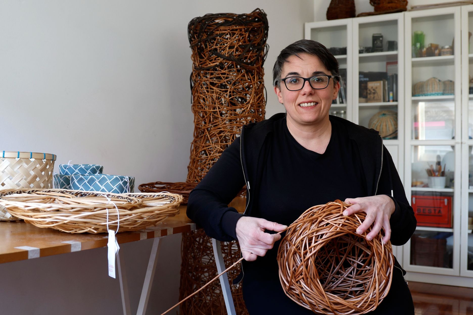 Julia de la Cal en su taller de Porriño.