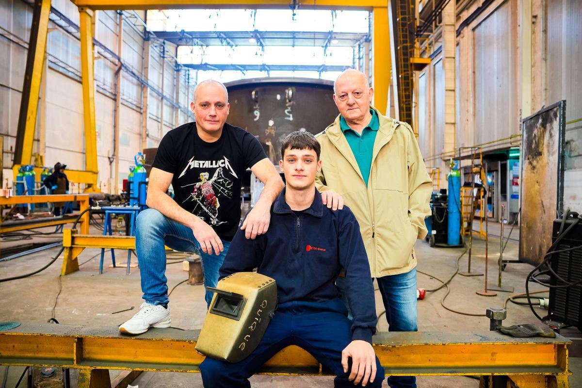 Iván, Daniel y Enrique Canabal. En la pantalla, el nombre de «Quique» escrito a mano