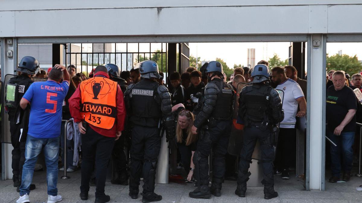 Aficionados ingleses del Liverpool, bloqueados en los tornos por la policía antes de la final de París.