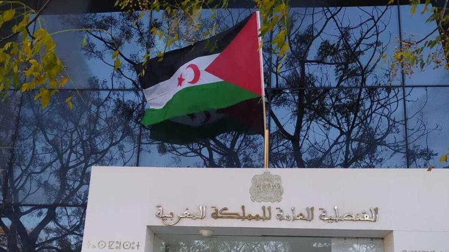 Activistas saharauis cambian la bandera del consulado de Marruecos en València por la del Frente Polisario