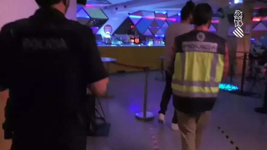 Cierran cautelarmente el chiringuito de Málaga donde un artista escupió al público