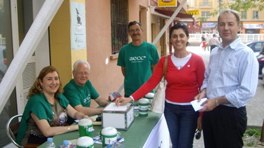 Cuestación. Componentes de la comisión entregan el cheque con la cantidad recaudada en la mesa contra el cáncer.