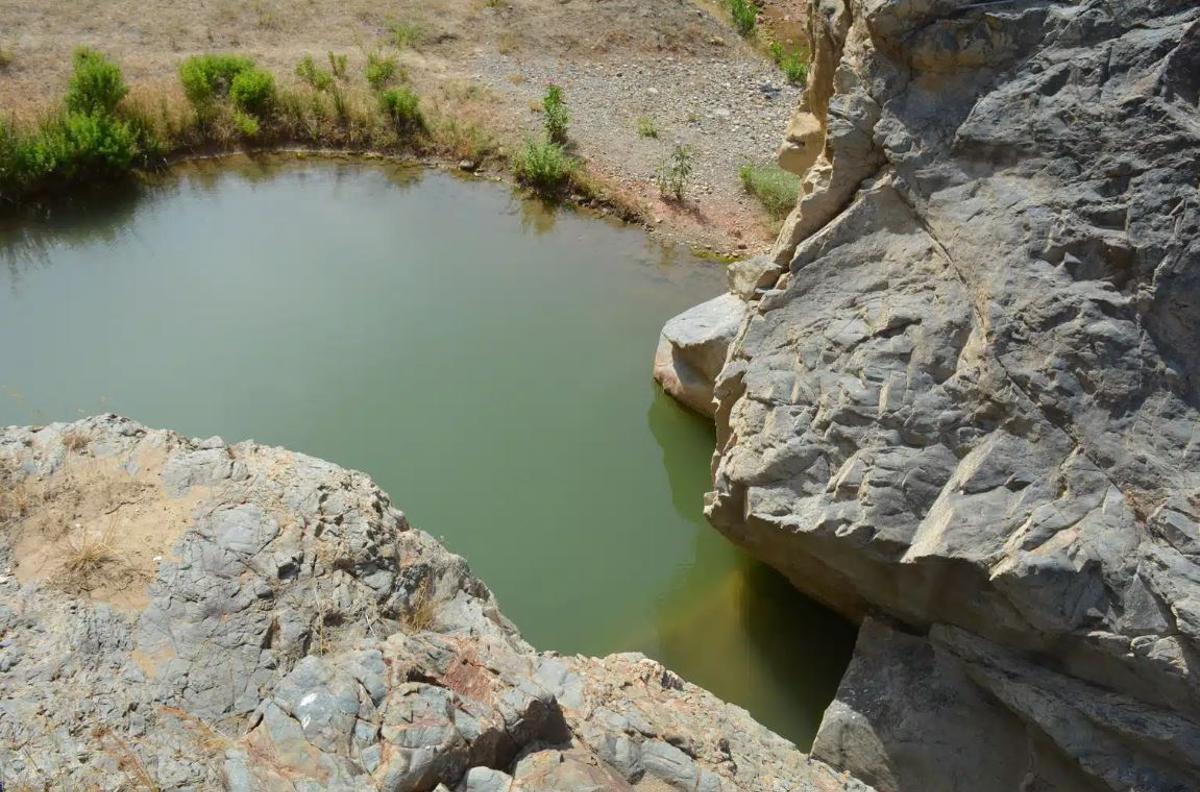El Charco del Infierno, la piscina natural más “tenebrosa” de Málaga, rodeada de cataratas y con sus aguas sobre un cañón