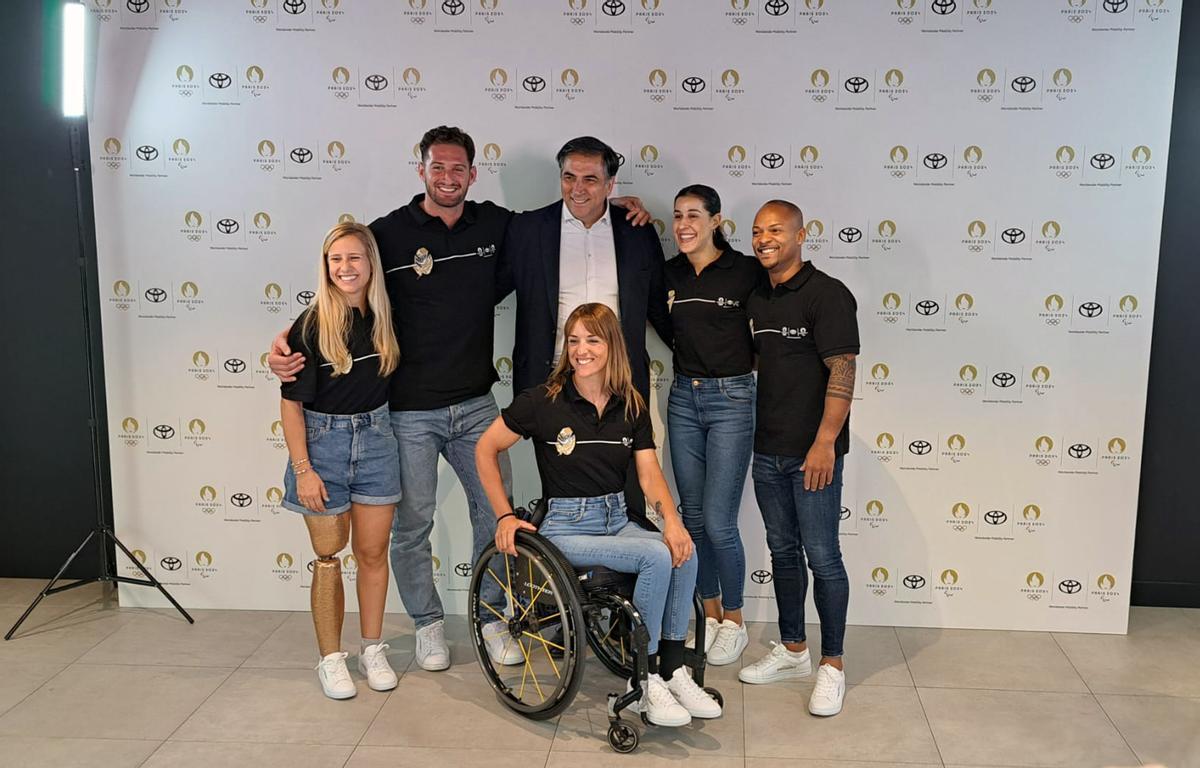 La gondomareña, a la izquierda, con otros deportistas olímpicos durante el acto de Toyota.