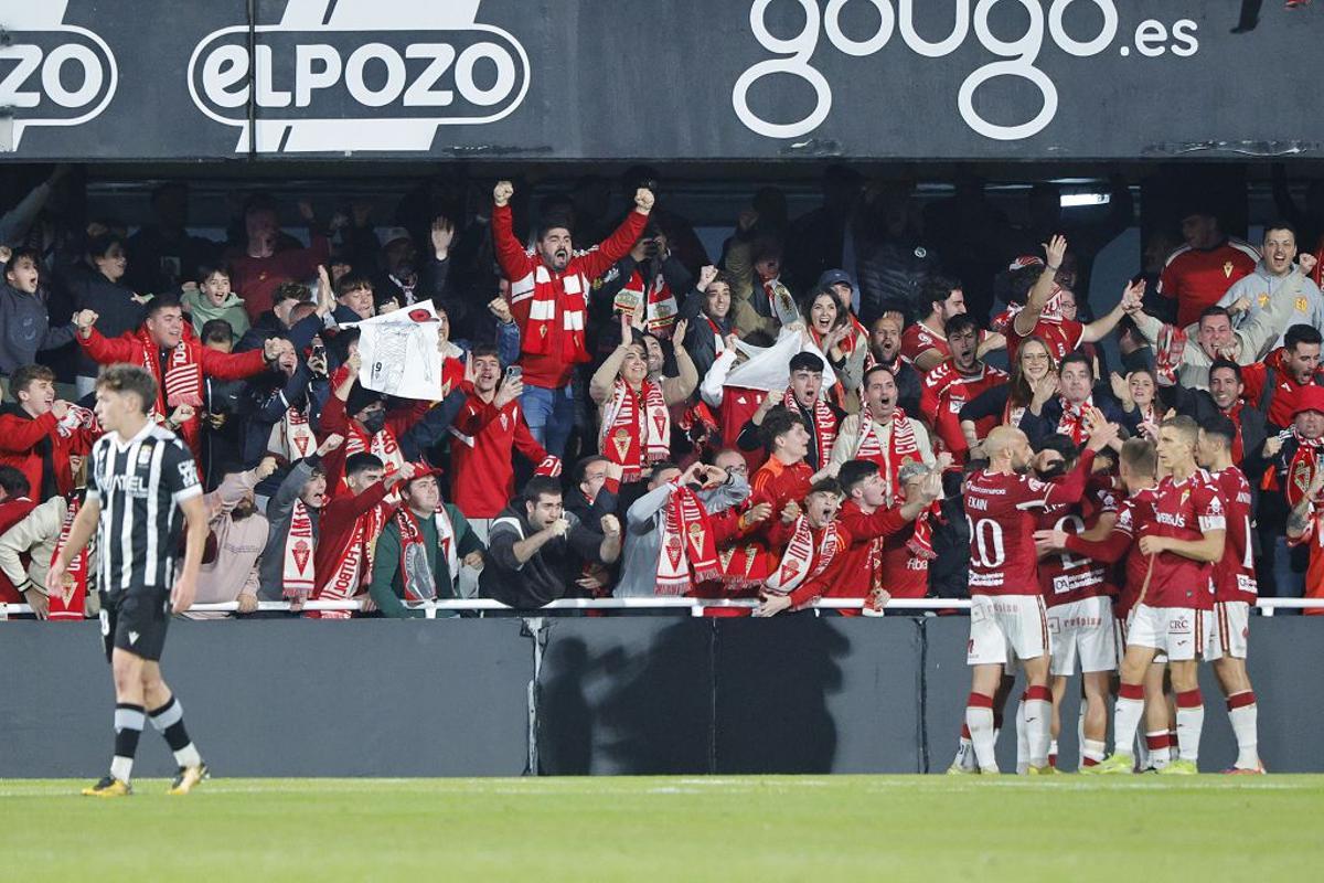 Aficionados del Real Murcia en el derbi del Cartagonova en la primera vuelta.