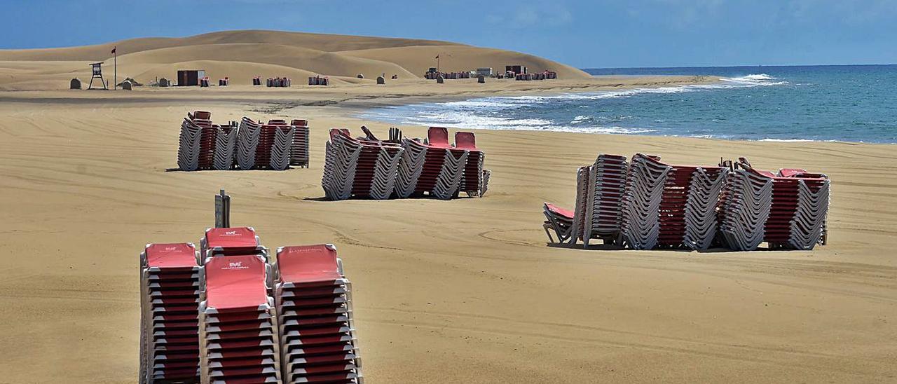 Maspalomas con las hamacas apiladas, pocos días después de comenzar el estado de alarma, el pasado año.  | | ANDRÉS CRUZ