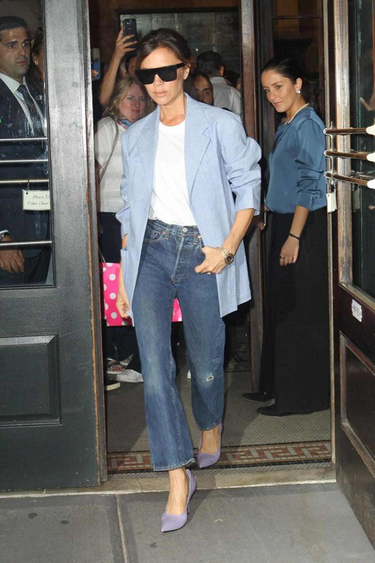 El look de Victoria Beckham con pantalón vaquero recto