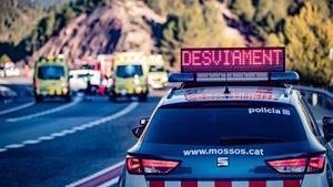 Un coche de los Mossos d’Esquadra y ambulancias del SEM en un accidente de tráfico. 