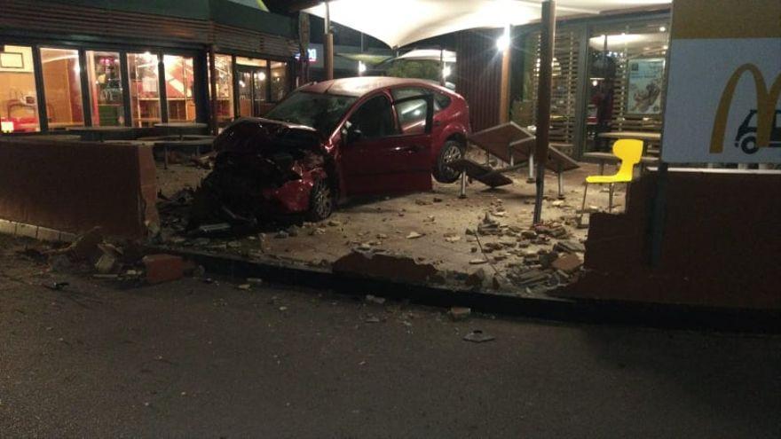 Un coche arrasa la terraza de un restaurante en Inca