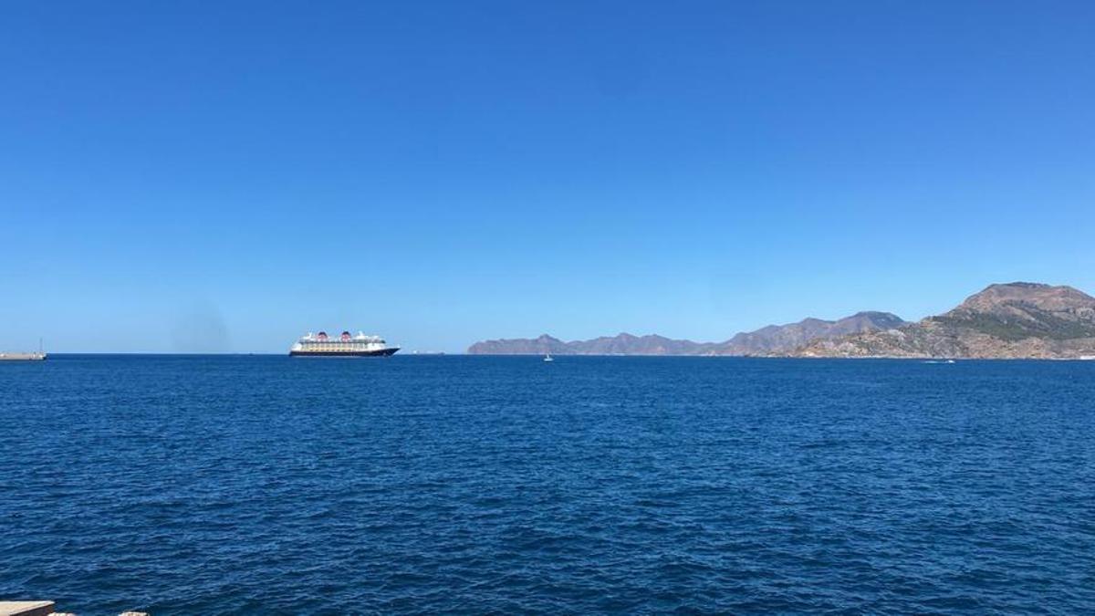 Crucero de Disney cerca del puerto de Cartagena.