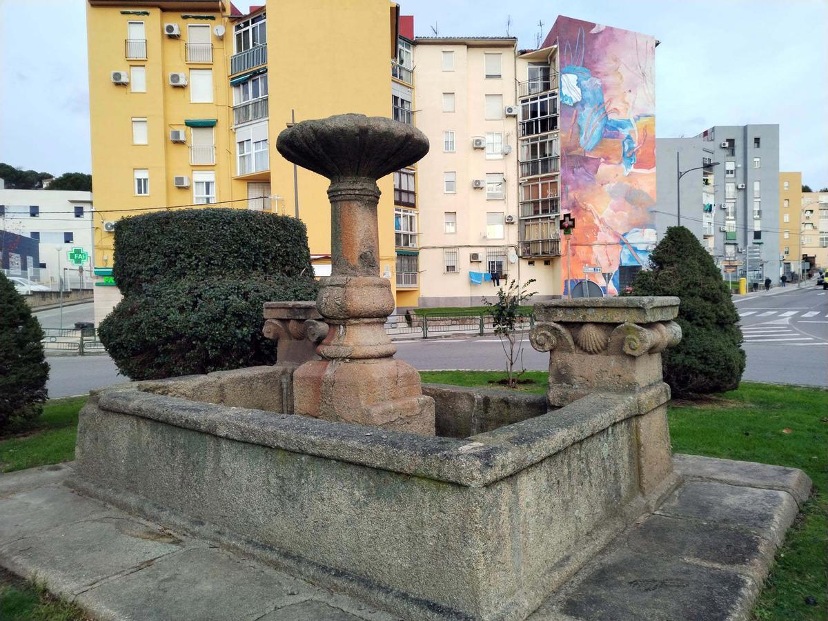 La caída de un árbol deja al descubierto en Plasencia una fuente centenaria de la ruta Jacobea.