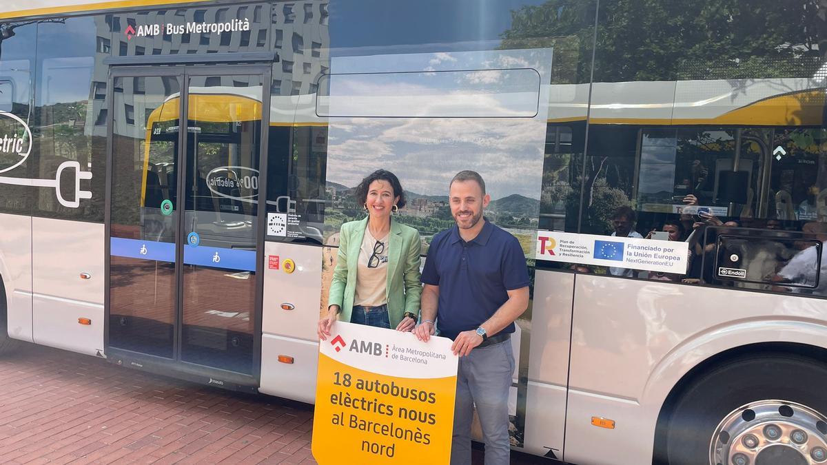 Núria Parlon y Carlos Cordon, alcaldes de Santa Coloma y Cerdanyola, presentan nuevos buses del AMB.