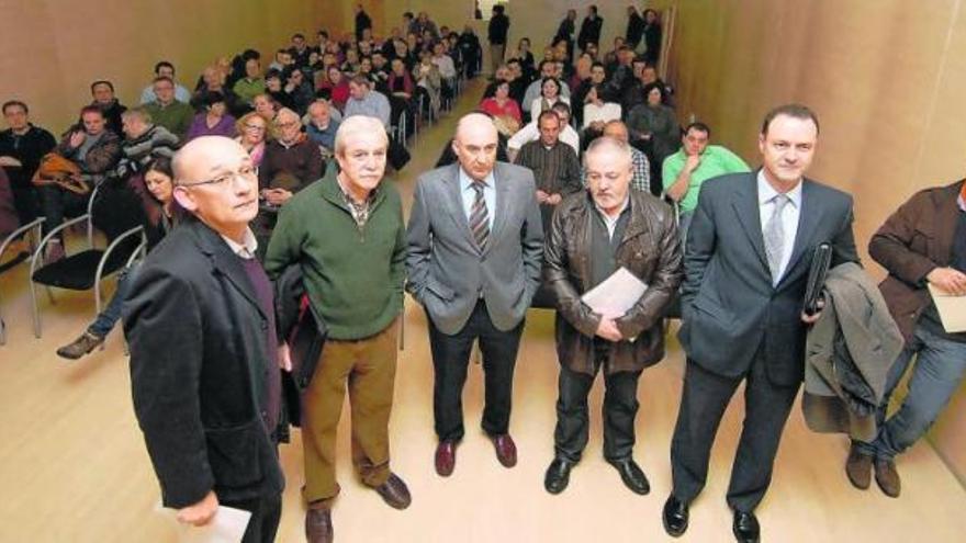 debate en mieres tras la reforma. Por la izquierda, Florentino Felgueroso, Justo Rodríguez Braga, Ángel Baragaño («Tertulia 17»), Antonio Pino y  Alberto González, antes del debate en el salón de actos de la Casa de Cultura de Mieres.