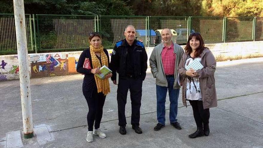 Agulla y Chillón, ayer, con representantes del CEIP A Rúa. // FdV