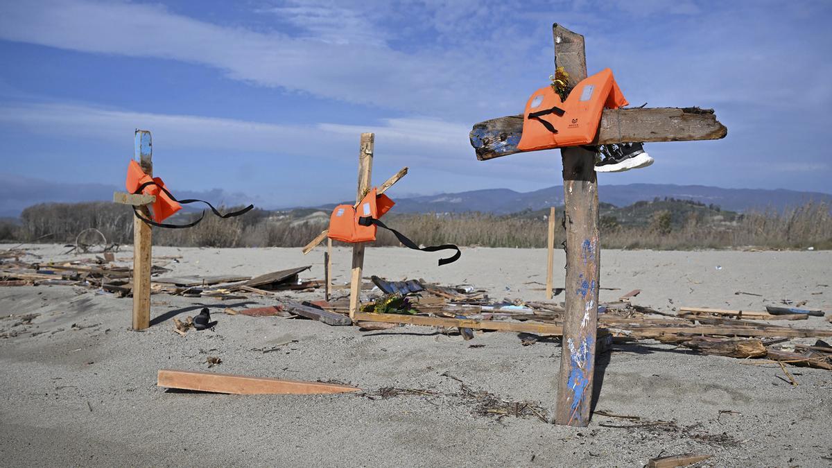 Cruces y muertos en una playa italiana por las víctimas del último naufragio.