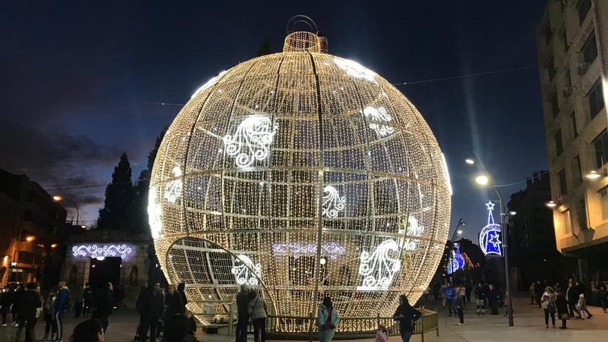 Una bola gigante de 12 metros lucirá en la plaza del Pilar de Zaragoza en Navidad.