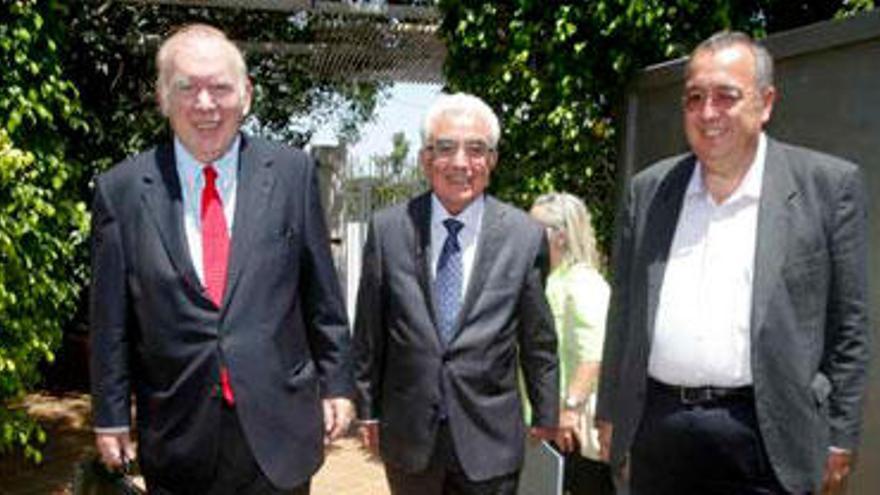 Luis Gámir, Juan Amirola y Andrés Martínez, ayer a la entrada de la reunión del patronato.