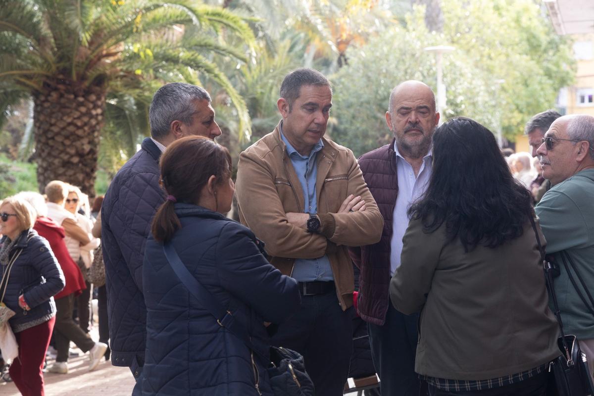 Los vecinos de San Gabriel se concentran por la falta de médicos