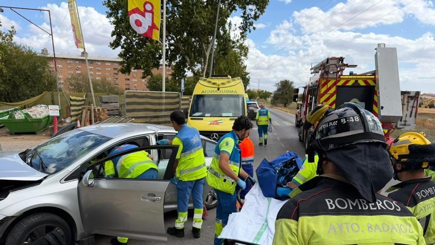Herida una conductora de 44 años tras chocar contra una farola y un árbol en Badajoz