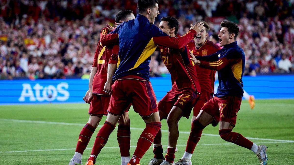 Los jugadores de la selección celebran con Carvajal el penalti decisivo para ganar la Liga de Naciones 2022-2023