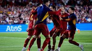 Los jugadores de la selección celebran con Carvajal el penalti decisivo para ganar la Liga de Naciones 2022-2023