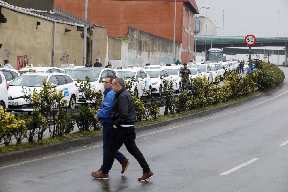 Concentración de taxistas de Gijón contra Uber y C