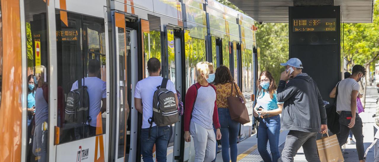 Pasajeros subiendo a una unidad el tranvía en una imagen  de achivo