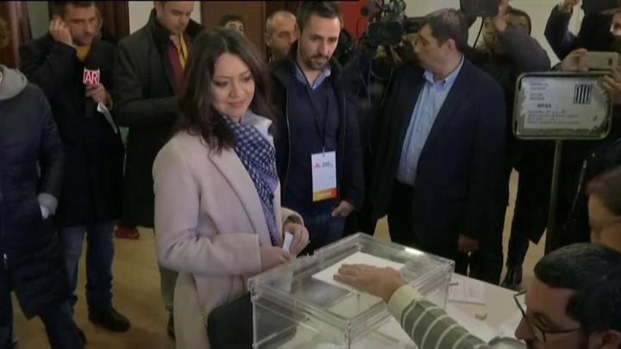 La mujer de Carles Puigdemont ejerce su derecho a voto en Girona
