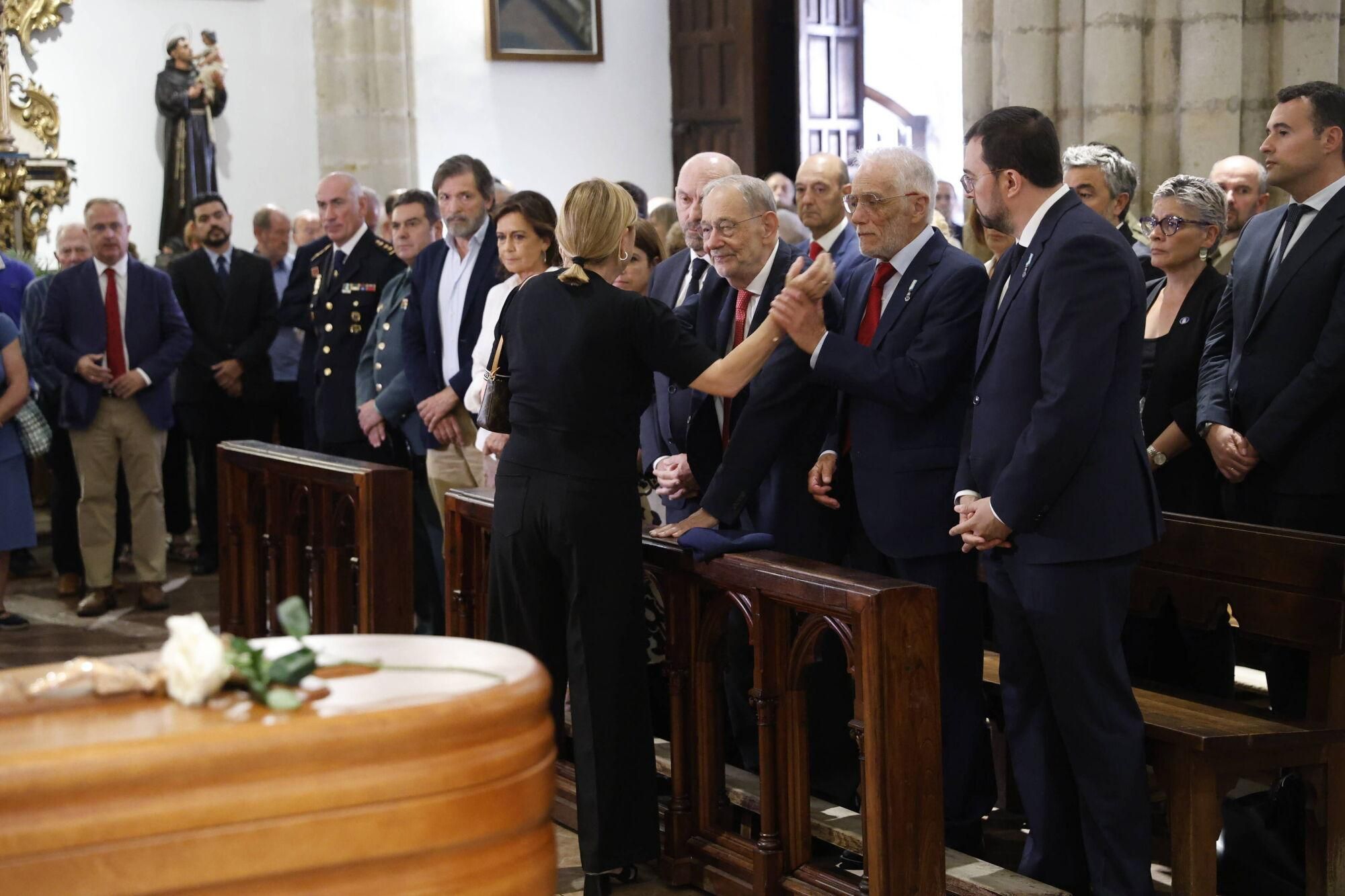 Las imágenes del funeral de Antonio Trevín en la basílica de Llanes.