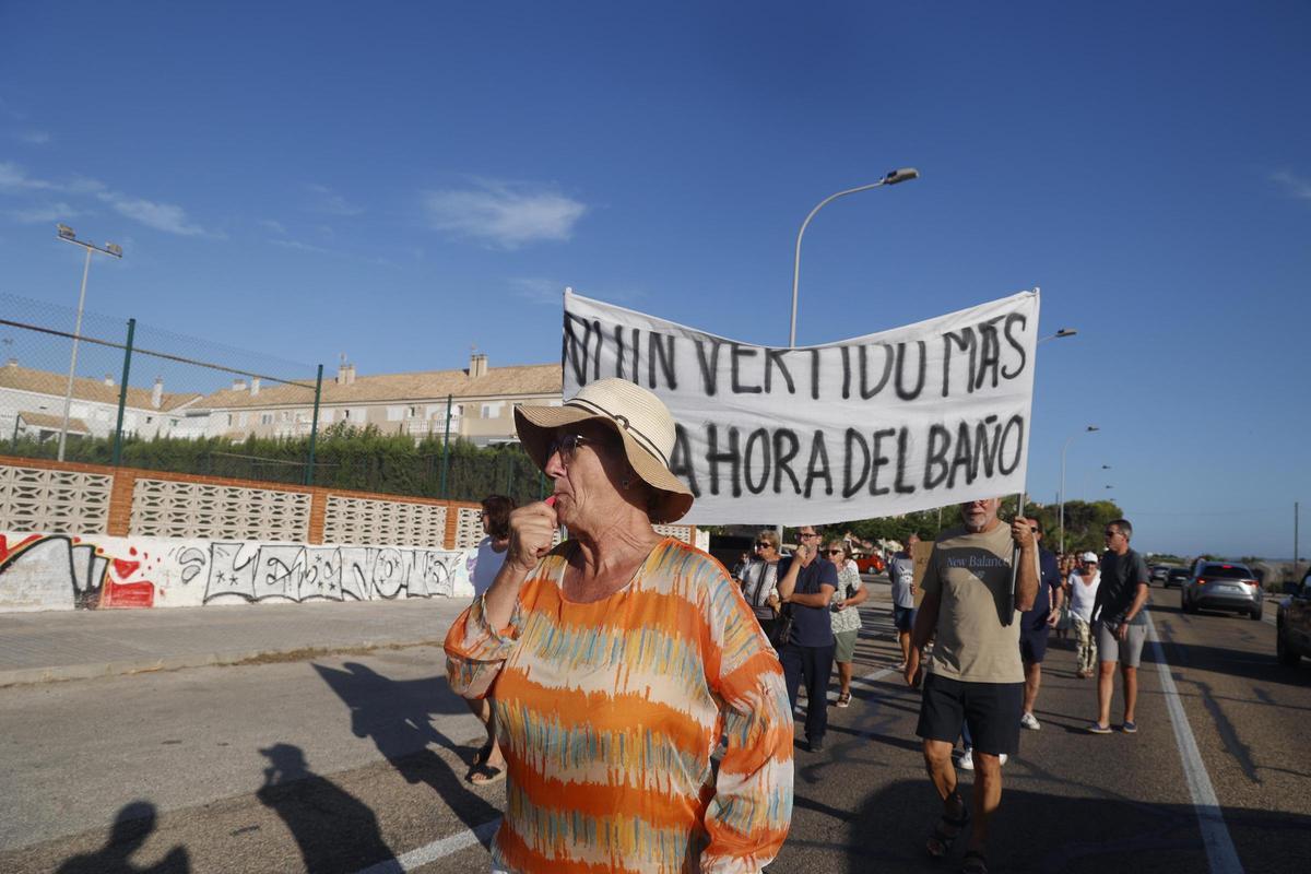 La manifestación en El Perellonet, en imágenes: exigen playas limpias y el control de las compuertas de l'Albufera