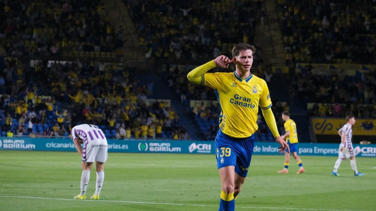 Estanis Pedrola celebra un gol con Las Palmas ante el Valladolid.