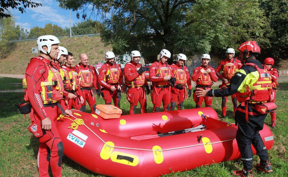 Profesionales del parque de Ourense, con uno de los formadores del curso de adiestramiento. | I. O.
