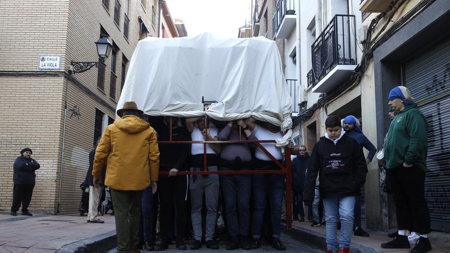 En imágenes | Primeros ensayos de los costaleros de la cofradía de la Humildad para preparar la Semana Santa