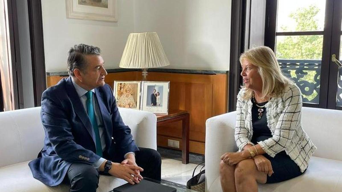Antonio Sanz y Ángeles Muñoz, en su reunión en Sevilla.