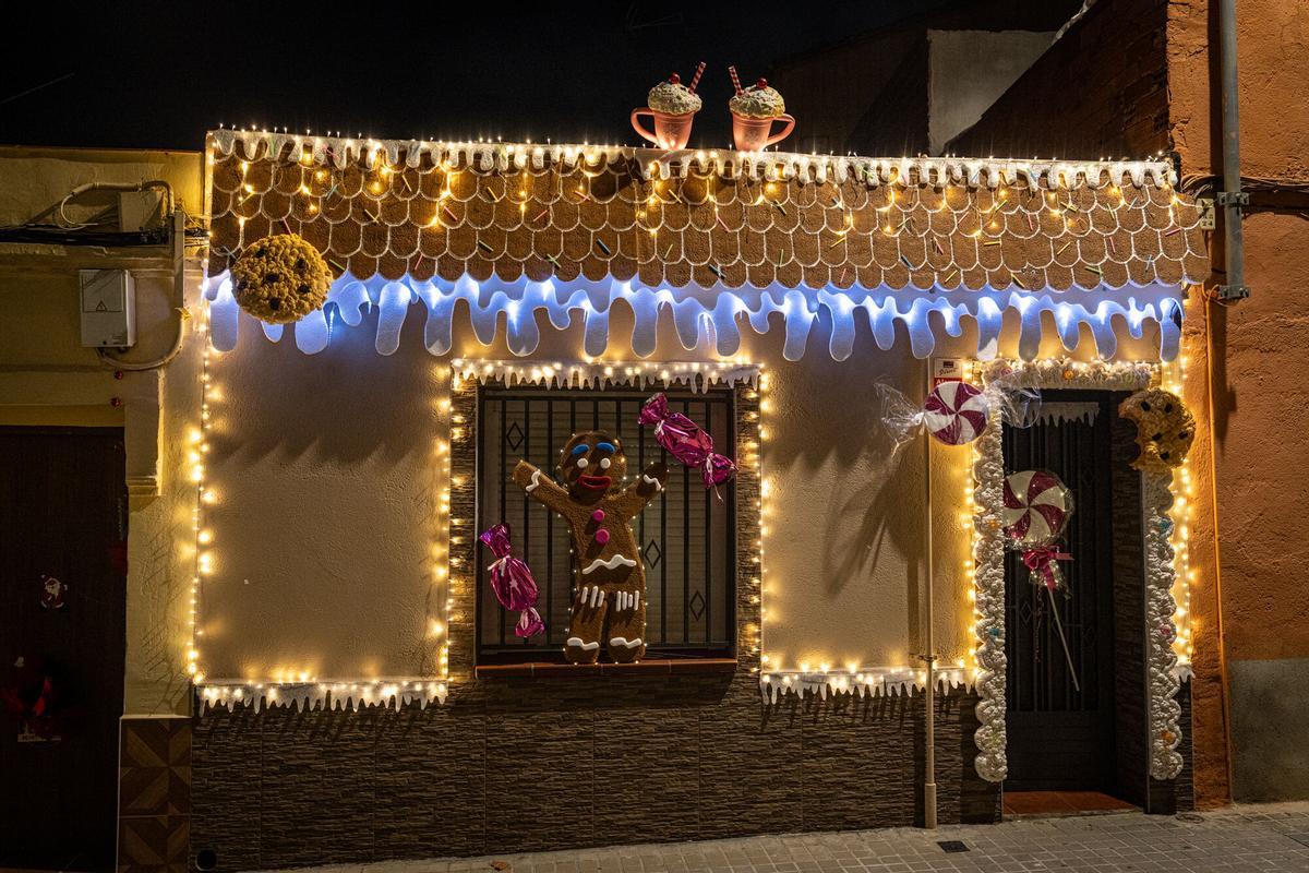 Sabadell 18/12/2025 On Barcelona. Se trata de una casa decorada que se ha hecho viral. Id cuando ya haya anochecido para poder fotografiar la decoración iluminada (entre las 18:00 y las 19:00). La casa está situada en el barrio del Poblenou de Sabadell, donde se celebra un concurso de fachadas iluminadas. Haced también fotos de otras casas decoradas; Abel las mencionará en el reportaje. AUTOR: MANU MITRU