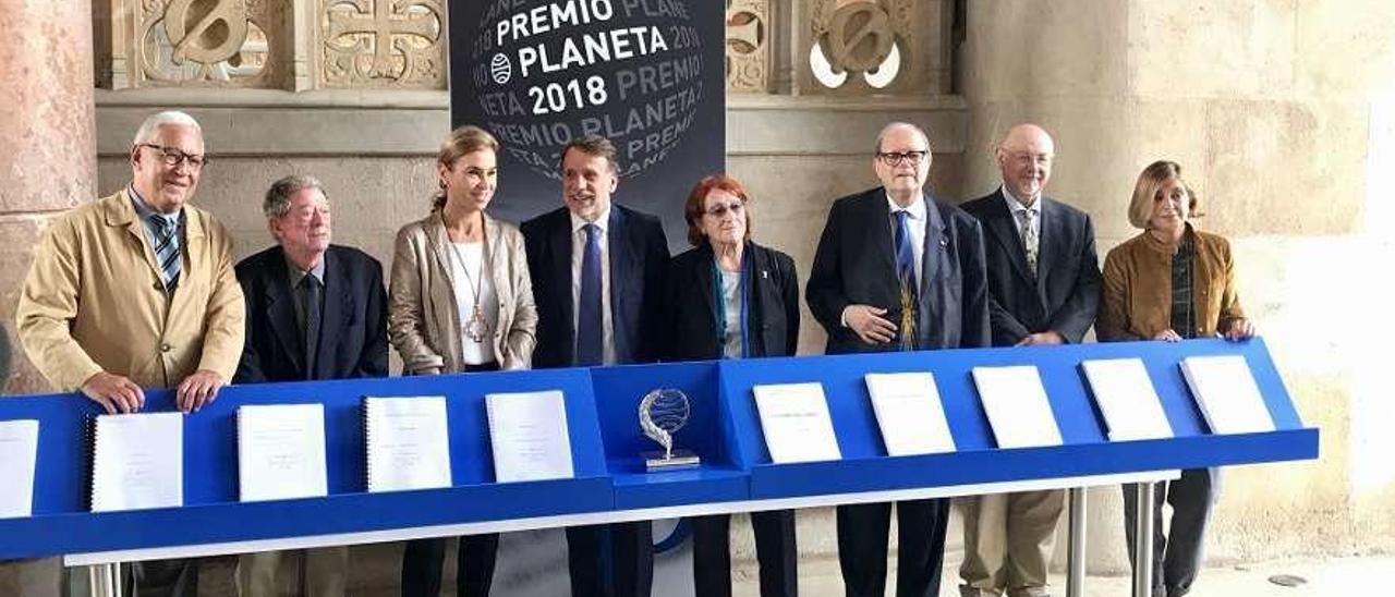 Los integrantes del jurado del premio &quot;Planeta&quot;, con las novelas finalistas.