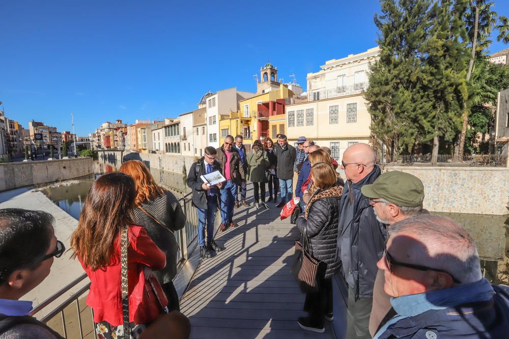 Visita a las zonas más afectadas por la DANA de septiembre en la Vega Baja por parte de expertos que diseñarán las defensas de la comarca frente a futuras a avenidas