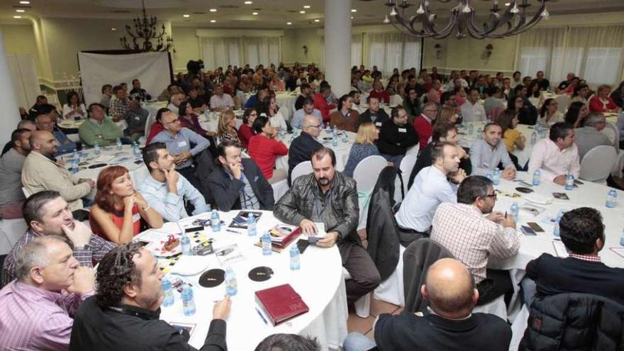 Un sector de empresarios durante el acto de presentación, en O Rosal. // J. Lores