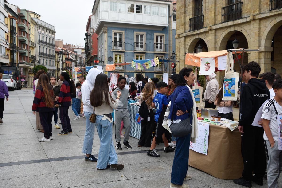 Algunos de los puestos del mercado en la plaza de España.