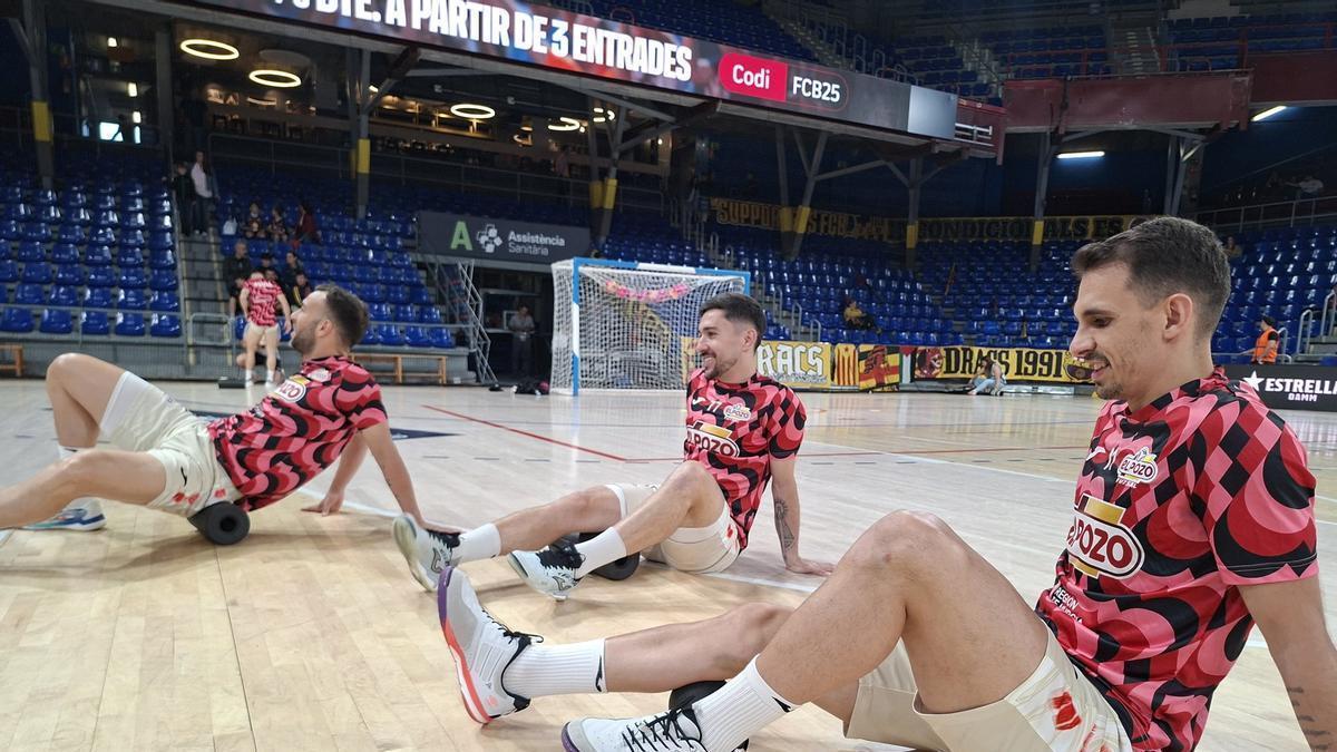 Los jugadores de ElPozo durante un estiramiento