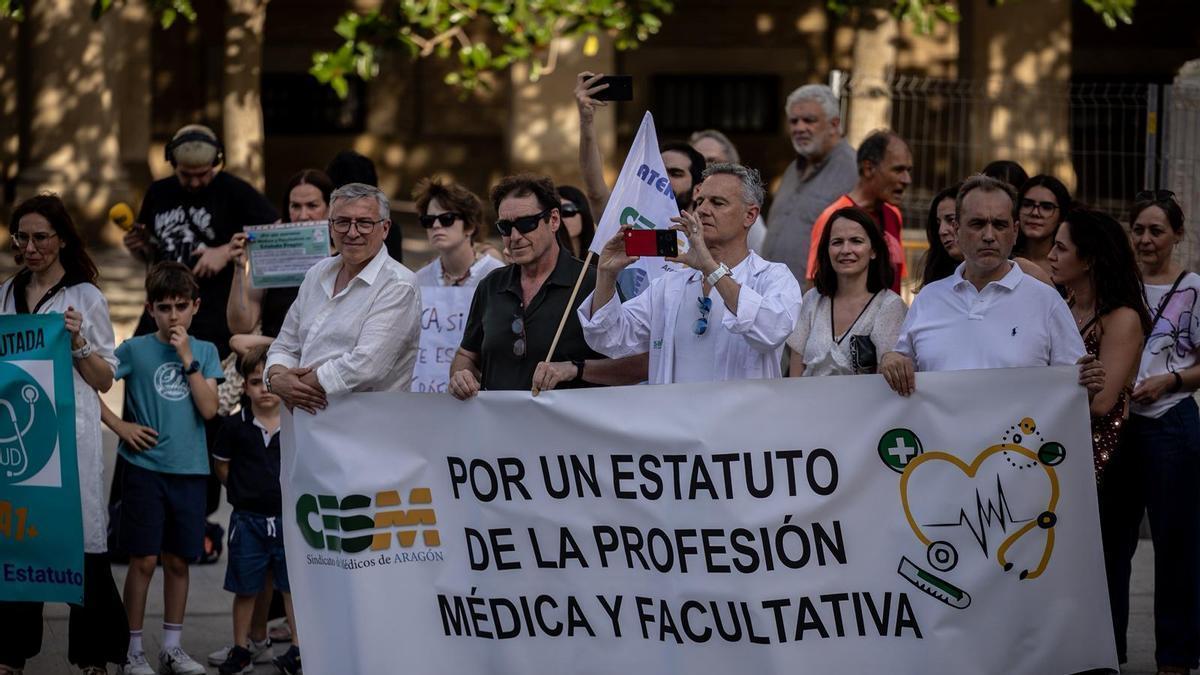 Protes de los médicos en Zaragoza durante la quinta semana de huelga.