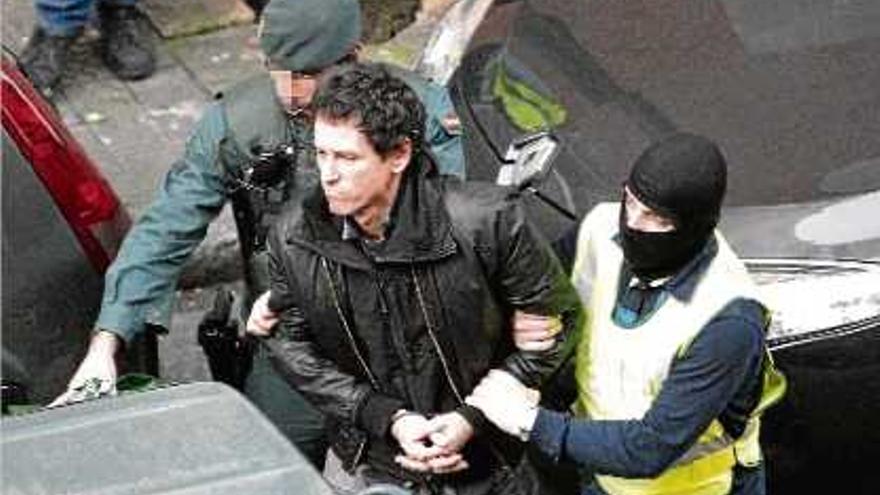 Dos agents s&#039;emporten Jon Enparantza, detingut durant l&#039;operació a Bilbao.