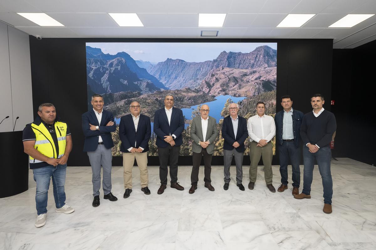 El presidente del Cabildo de Gran Canaria, Antonio Morales, junto al consejero de Sector Primario y Soberanía Alimentaria, Miguel Hidalgo, y representantes del Consejo Insular de Aguas.